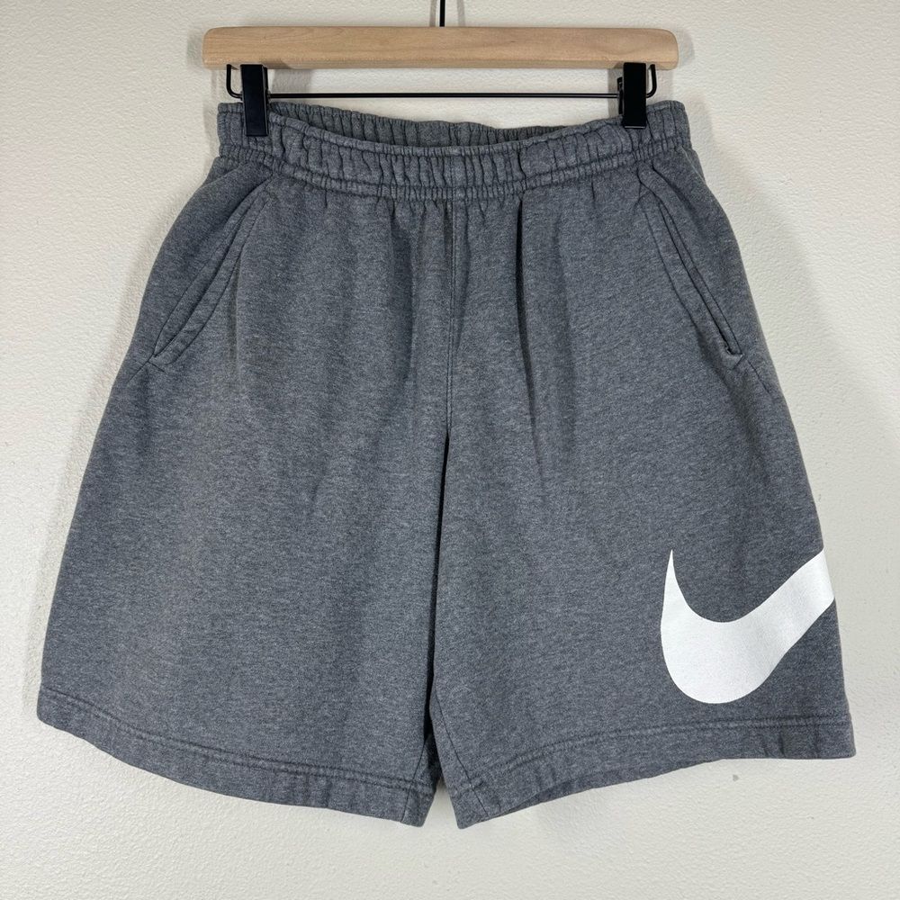 Nike Men’s Gray Club Graphic Shorts White Nike Swoosh Workout Gym Size Small